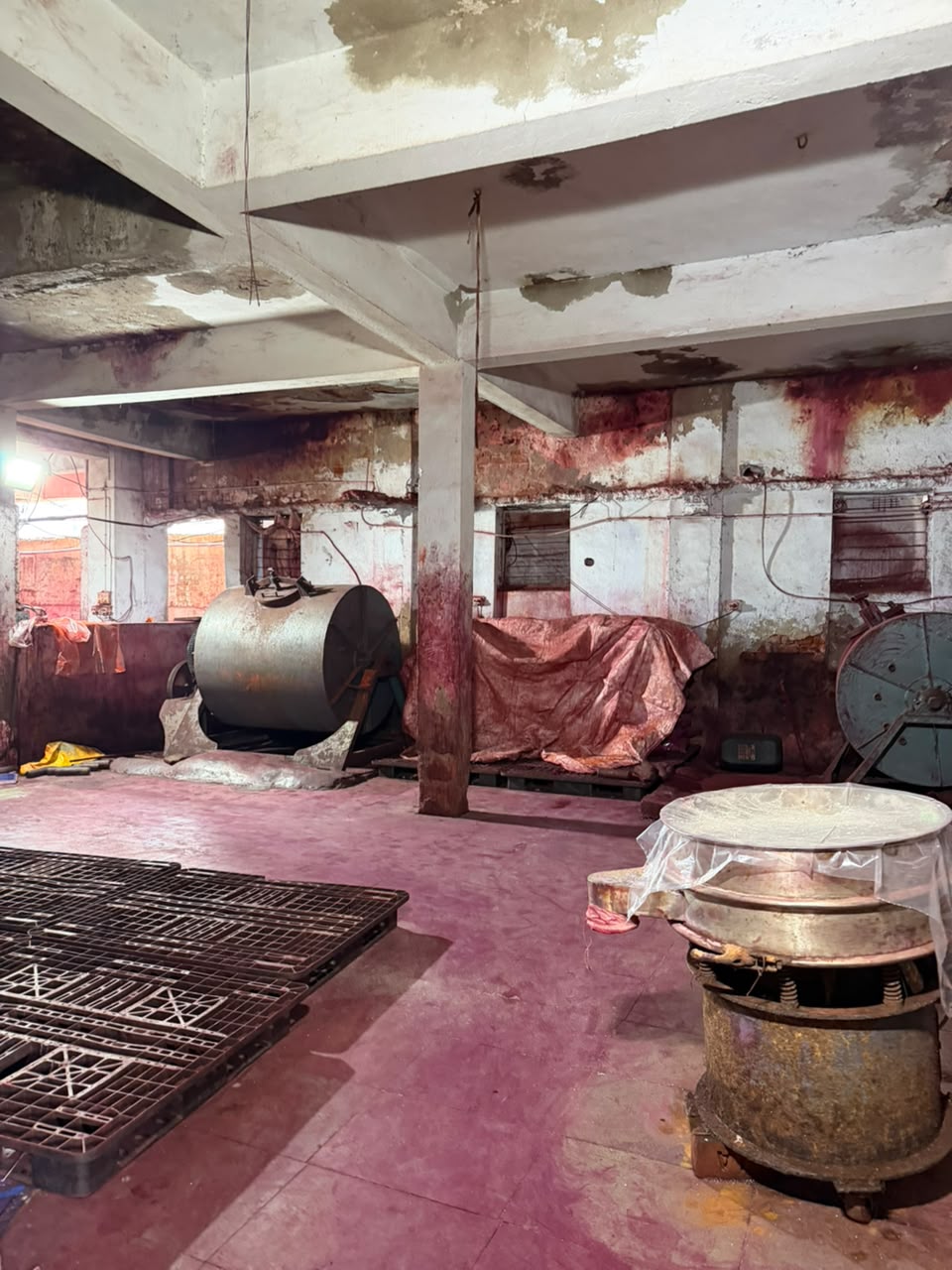 Dye processing floor with mixing equipment